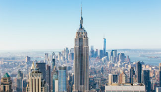 Skyline von New York mit dem Empire State Building im Vordergrund.